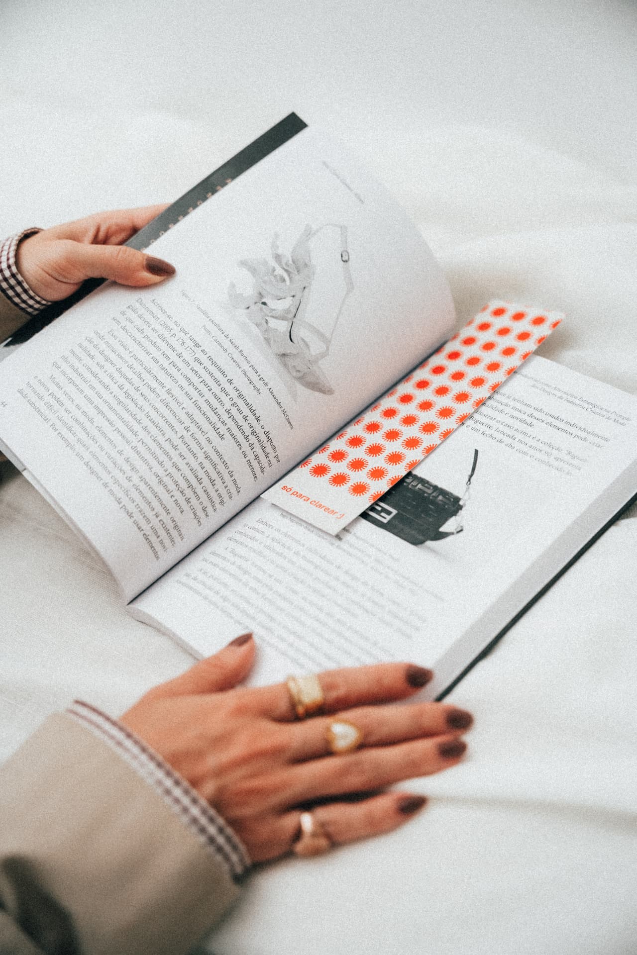 Livro aberto com marcador