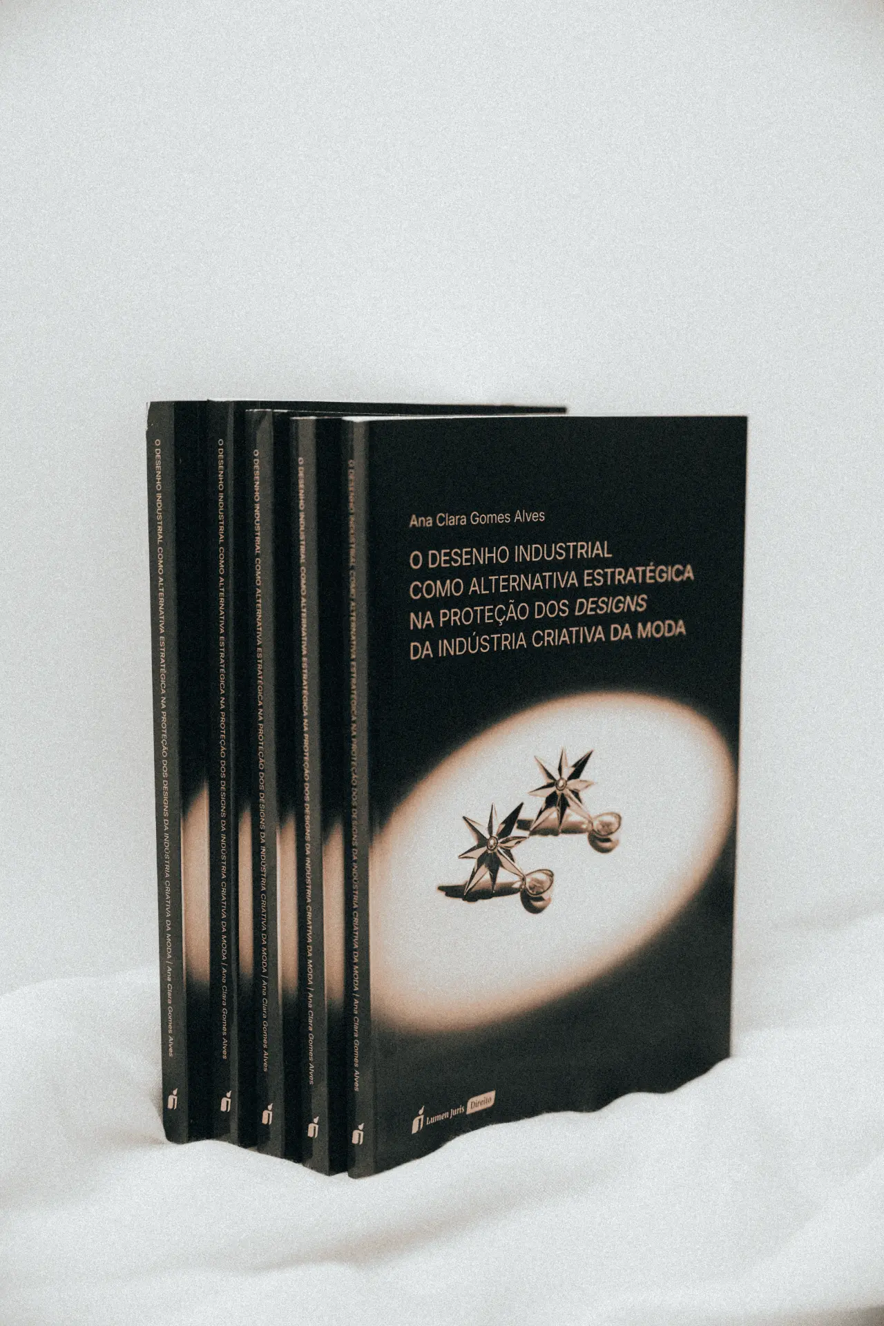 Pilha de exemplares do livro